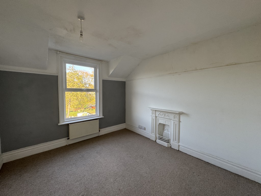 Lot: 37 - MID-TERRACE PROPERTY COMPRISING THREE-BEDROOM MAISONETTE AND GARDEN FLAT FOR IMPROVEMENT AND REPAIR - 52 Meadfoot Lane bed one